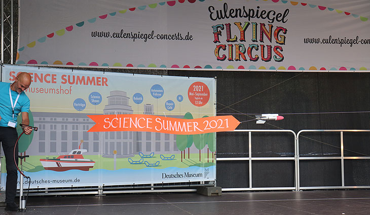 Experimente kann man im Science Sommer 2021 live erleben auf der Bühne im Innenhof(©Foto: Martin Schmitz)